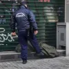 Άνδρας της ΕΛΑΣ σκουντάει άστεγο