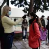 άνοιγμα σχολείων μαθητρια θερμομέτρηση