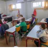 Μαθητές και εκπαιδευτικός στο σχολείο