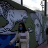 κορονοϊός, μετάλλαξη όμικρον, μάσκες, κόσμος, τοίχος
