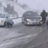 Γυναίκα ζήτησε βοήθεια από τηλεοπτικό συνεργείο για να βάλει αλυσίδες