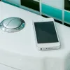 Πόσο λάθος είναι να παίρνεις το τηλέφωνό μαζί σου στο μπάνιο και τι συνέπειες κρύβει
