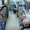 Αυτοκίνητο «καρφώθηκε» σε κατάστημα βενζινάδικου και παρέσυρε πεζό