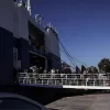 Επιβάτες σε πλοίο σε λιμάνι
