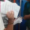 Παιδιά μοίραζαν φυλλάδια του Κώστα Μπακογιάννη