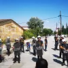 Ματ απέναντι από διαδηλωτές
