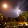 αστραπές σύννεφα, δέντρα, φύση, φως, κακοκαιρία