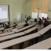 αμφιθέατρο, έδρανα, φοιτητές, προβολή, καθηγητές, πανεπιστήμιο