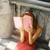 κοπέλα και βιβλίο
