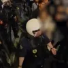Αστυνομικός βρίζει πολίτη σε συγκέντρωση για τις γυναικοκτονίες