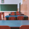 σχολική τάξη, σχολείο, θρανία, καρέκλες, πίνακας, μαυροπίνακας