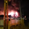 Φωτιά σε εργοστάσιο στη Λαμία