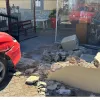 Έπεσε με το αυτοκίνητο σε μάντρα ναού