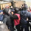Αστυνομικοί επιτέθηκαν σε διανομείς της efood