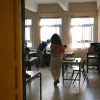 εκπαιδευτικός στην αίθουσα κατά τη διάρκεια των Πανελλαδικών