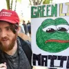 Pepe the frog, ακροδεξιός MAGA κρατάει banner με τον βάτραχο