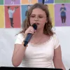 Μαθήτρια στη Ζάκυνθο τραγουδάει στην τελετή λήξης μαθημάτων
