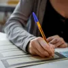 υποψήφια συμπληρώνει το μηχανογραφικό