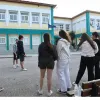 μαθητές έξω από προαύλιο σχολείου