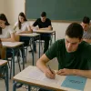 μαθητές δίνουν πανελλήνιες εξετάσεις