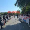 Μέλη φοιτητικών συλλόγων συγκεντρώθηκαν έξω από το δημαρχείο Θεσσαλονίκης