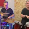 Ο Ανδρέας Λοβέρδος παίζει ντραμς