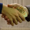 Ρουσφέτι, χέρια ανταλλάσσουν 50 ευρώ