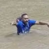 Δημοσιογράφος στη Βραζιλία σε ποτάμι
