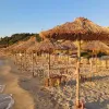 Παραλία με ομπρέλες στην Χαλκιδική