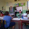 Ακριτικό σχολείο στην επαρχία, δασκάλα κάνει μάθημα σε τάξη με μαθητές