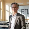 καθηγητής ΕΠΑΛ στέκεται σε μέσα σε σχολική τάξη