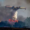 Φωτιά στην Κερατέα, αεροπλάνο κάνει ρίψεις νερού