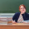 Εκπαιδευτικός σε αίθουσα με βιβλία