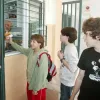 Κυλικείο σε σχολείο, πωλητής δίνει φαγητό σε παιδιά