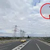Τι σημαίνουν οι μπάλες στα καλώδια ρεύματος δίπλα στην Αττική Οδό