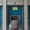 Γυναίκα συνταξιούχος σε ΑΤΜ της Εθνικής Τράπεζας