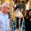 Ο Μητροπολίτης Δωδώνης την ώρα που κάνει παρατήρηση σε εκπαιδευτικό για τα ρούχα του