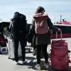 Μετακίνηση με πλοίο, κόσμος περιμένει στην ουρά με βαλίτσες