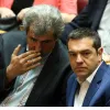 Ο Παύλος Πολάκης μιλάει με τον Αλέξη Τσίπρα στη Βουλή