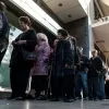 Συνταξιούχοι περιμένουν σε ουρά τράπεζας