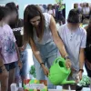 Λαχανόκηποι στα σχολεία, η Σοφία Ζαχαράκη ποτίζει