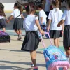 Ιδιωτικά σχολεία, παιδιά με σχολική στολή μεταφέρουν σχολικές τσάντες