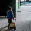 Παιδί με τσάντα μπαίνει σε τάξη σχολείου