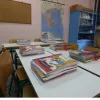 Σχολικά βιβλία πάνω σε θρανίο σε αίθουσα