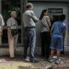 Κόσμος περιμένει σε ουρά τράπεζας για ανάληψη από ΑΤΜ