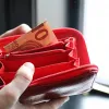 Άδειο πορτοφόλι με ένα χαρτονόμισμα 