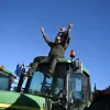 Αγρότες πάνω σε τρακτέρ κατά τη διάρκεια μπλόκου