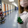 Γιατρός στο νοσοκομείο με Χριστουγεννιάτικο δέντρο