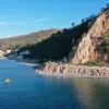 Ο παραλιακός δρόμος που συνδέει το Αλεποχώρι της Αττικής με τον Σχίνο της Κορινθίας