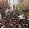 Κόσμος περπατάει στην Ερμού για τα ψώνια του τα Χριστούγεννα 
